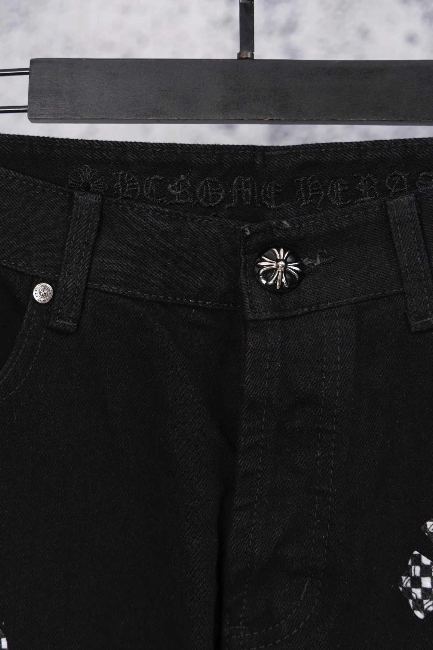 P260 CH Chromehearts limited edition black and white checkered pink cross patchwork leather black jeans, priced at 34W level, patchwork cross pattern embellishment, washed jeans! ! An absolutely high-end luxury product, a 1.9W-level god-level single product, a super popular product, made by top heavy industry, a magic weapon that cannot be missed! [About Zangyin] This is an extremely luxurious fashion brand that can also be called the aristocracy of the high street. It has always been an exclusive brand for some hipsters or rich second generations. Compared with ordinary high streets, it is more luxurious and noble. Compared with luxury brands, it is more fashionable and individual. It has always been a brand that I have a special liking for. [Top heavy industry fashion design] Consistently high-street luxury style. Speaking of this style, the Zangyin family and GU family are definitely the leading representative brands. Especially the Zangyin family has really achieved a state-of-the-art effect in creating high-street style. The unique washed material is used to create this style. The color system is already quite eye-catching. After it is decorated with patchwork cross flowers, it cleverly highlights the charm of the brand. Secondly, this style uses classic The high-waist cutting design highlights the long legs and fashionable temperament of the upper body. The brand is highly recognizable and the slim fit configuration is more suitable for daily wear. It is a product that interprets personality, fashion, and specifications at a glance. This single product is enough to make any fan excited. It can be a white T-shirt for a youthful college style, or a tight suspender for a royal style. It has strong matching ability and can be easily controlled by men.  [Materials and craftsmanship] Needless to say, this point goes without saying. As an excellent craftsman brand, Zangyin’s requirements for details and craftsmanship are really perfect. The washed color of this model has gone through so many processes, not to mention the embellishment of denim appliques. It is also purely hand-made and sewn. Just like what they believe in, only hand-made things have soul and have the meaning of wear. A top-notch heavy-duty fashionable denim item, I look forward to your perfect interpretation! !  Color: Black Size: 28-36